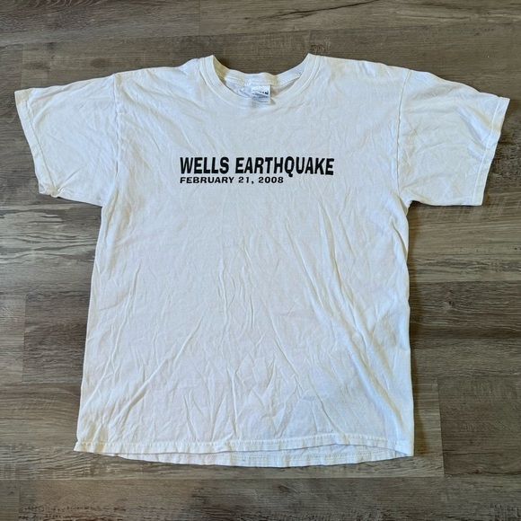 Y2k Wells Nevada White and black I survived earthquake shirt men’s L - Picture 2 of 5